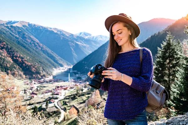 Stylish Trendy Hipster Woman Traveler Photographer Camera Felt Hat Taking — ストック写真