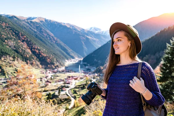 Stylish Trendy Hipster Woman Traveler Photographer Camera Felt Hat Taking — ストック写真