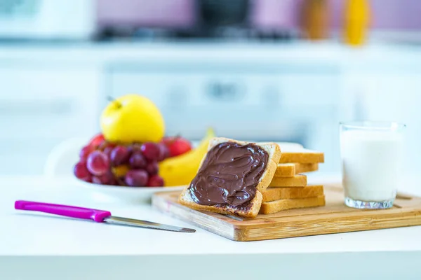 Rostat Bröd Med Nötchoklad Grädde Frukt Och Ett Glas Färsk — Stockfoto