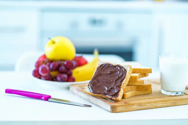 Nötchoklad Pasta Med Rostat Bröd Frukt Och Ett Glas Färsk — Stockfoto