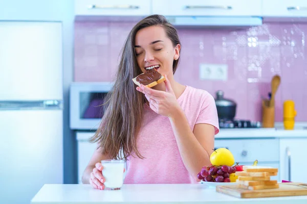Happy Joyful Young Breakfast Woman Eating Toast Bread Nut Chocolate — 图库照片