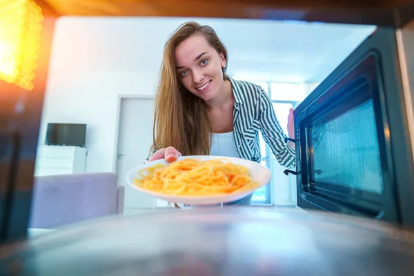 Gelukkig Aantrekkelijke Vrolijke Vrouw Warmt Magnetron Oven Eten Voor Lunch — Stockfoto