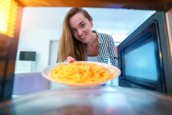 Glad Attraktiv Glad Kvinna Uppvärmning Mat Mikrovågsugn För Lunch Hemma — Stockfoto