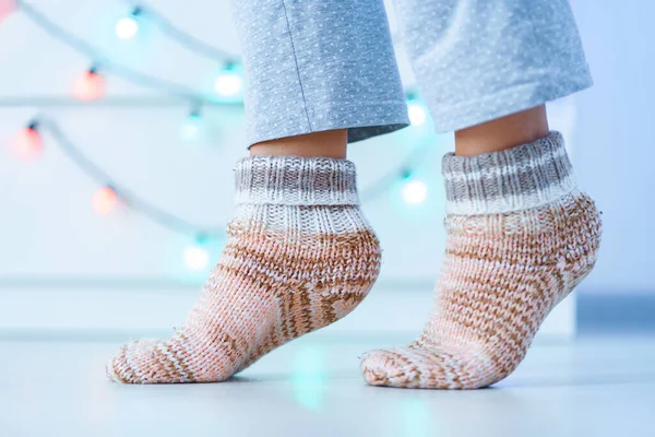 Patas Femeninas Cálidos Calcetines Suaves Punto Invierno Casa — Foto de Stock