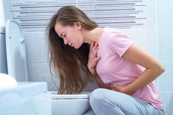 Eine Junge Frau Leidet Aufgrund Von Verdauungs Und Magenproblemen Unter — Stockfoto