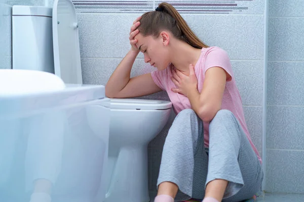 若い女性は 消化器や胃の問題のために吐き気や嘔吐に苦しんでいます 妊娠初期の朝の毒性 — ストック写真