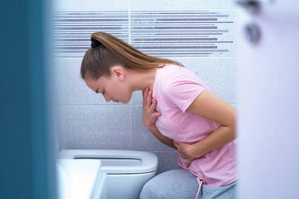 Die Junge Frau Leidet Unter Übelkeit Und Erbrechen Aufgrund Von — Stockfoto