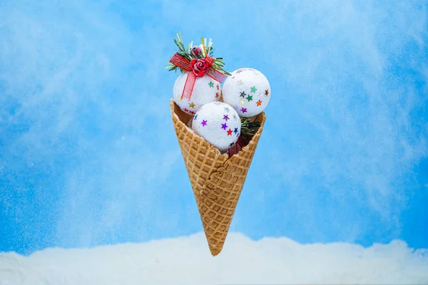 Bolas Helado Blanco Brillante Navidad Cono Gofre Sobre Fondo Azul — Foto de Stock