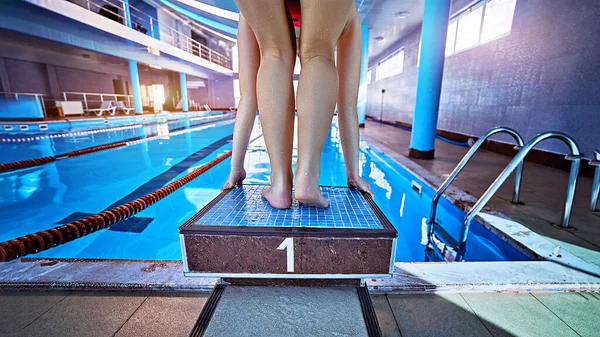 Sportieve Atletische Vrouwelijke Kampioen Zwemmer Lage Positie Startblok Een Zwembad — Stockfoto