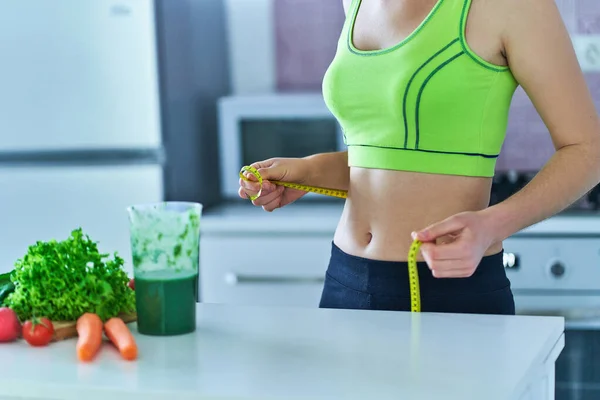 Mulher Dieta Com Smoothie Verde Para Perder Peso Vegetais Desintoxicação — Fotografia de Stock