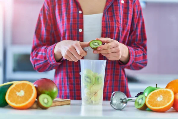 Mujer Preparando Batido Frutas Orgánicas Frescas Casa Cocina Con Licuadora — Foto de Stock