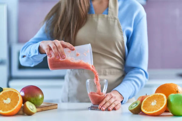 Γυναίκα Ποδιά Προετοιμάσει Δίαιτα Detox Φρέσκα Φρούτα Smoothie Στην Κουζίνα — Φωτογραφία Αρχείου