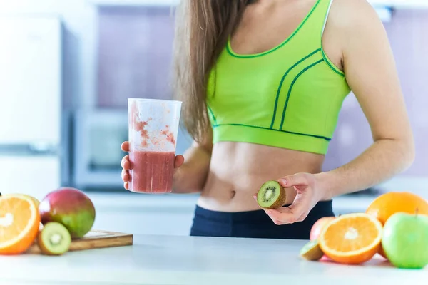 健美女子穿着运动服喝新鲜水果冰沙 可以减肥 健康饮食所需的维生素饮食饮料 — 图库照片