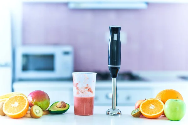 Misturador Mão Para Misturar Frutas Frescas Cruas Orgânicas Para Preparar — Fotografia de Stock