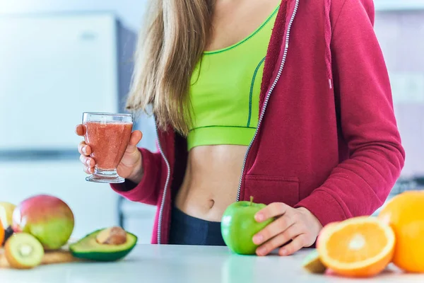 Fitness Διατροφή Των Γυναικών Στα Αθλητικά Ποτά Smoothie Φρέσκα Φρούτα — Φωτογραφία Αρχείου