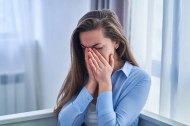 Üzgün, ağlayan, hayat zorlukları ve depresyon sırasında ruhsal sorunları olan yalnız bir kadın.