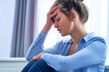 Üzgün, bunalımlı, umutsuz, ümitsiz kadın. Düşüncelere dalmış, hayat zorluklarını düşünüyor ve depresyondaki duygusal sorunlar için endişeleniyor. 