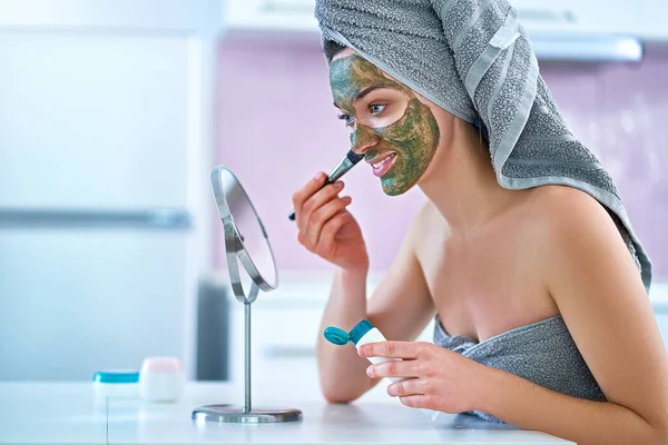 Mujer Joven Saludable Toalla Baño Aplicando Mascarilla Arcilla Facial Verde — Foto de Stock