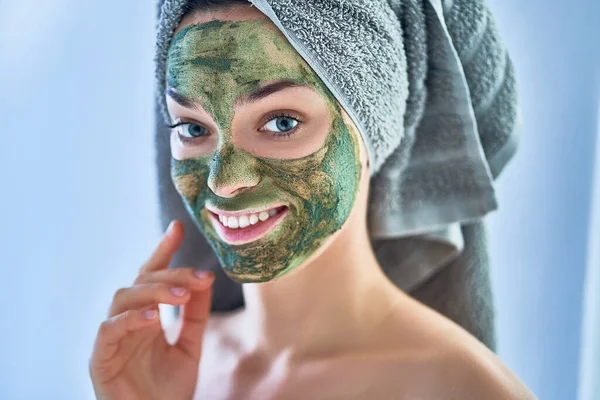 Retrato Joven Feliz Mujer Sana Toalla Baño Con Mascarilla Barro — Foto de Stock