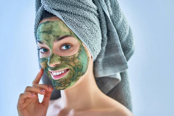 Potret Wanita Muda Yang Bahagia Dan Sehat Dengan Masker Tanah — Stok Foto