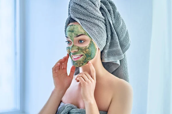 Retrato Una Joven Feliz Mujer Sana Toalla Baño Con Mascarilla — Foto de Stock