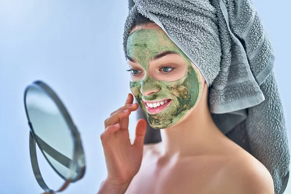 Sonriente Joven Feliz Mujer Sana Con Máscara Arcilla Cara Verde — Foto de Stock