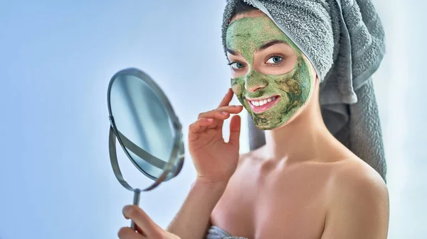 Sonriente Joven Feliz Mujer Sana Toalla Baño Con Máscara Arcilla — Foto de Stock