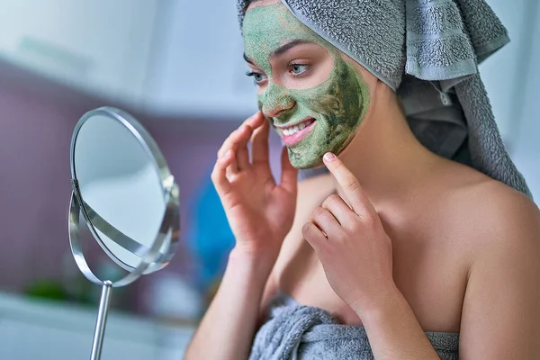 Wanita Muda Tersenyum Yang Bahagia Dengan Handuk Mandi Dengan Masker — Stok Foto