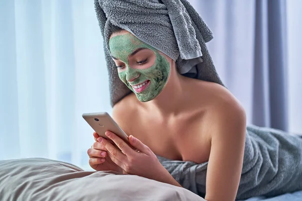 Mujer Feliz Con Máscara Arcilla Verde Toalla Baño Con Teléfono — Foto de Stock