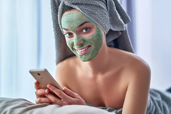 Mujer Feliz Con Máscara Arcilla Limpieza Verde Toalla Baño Con — Foto de Stock