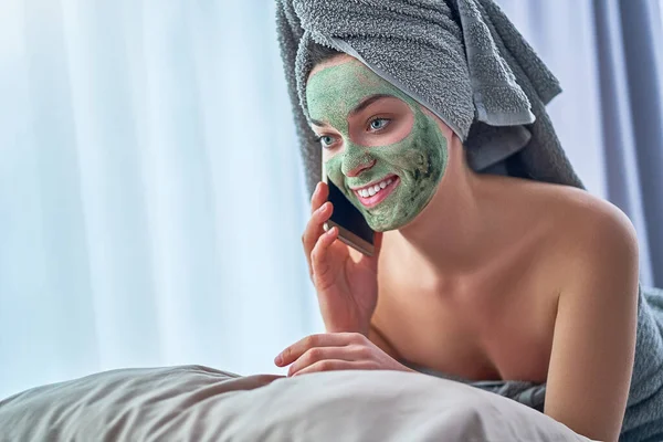 Feliz Mujer Sana Con Máscara Arcilla Limpieza Verde Toalla Baño — Foto de Stock