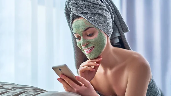 Mujer Feliz Alegre Con Máscara Arcilla Limpieza Verde Toalla Baño — Foto de Stock