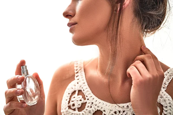 Elegante Mujer Morena Moda Con Spray Botella Perfume Sobre Fondo — Foto de Stock