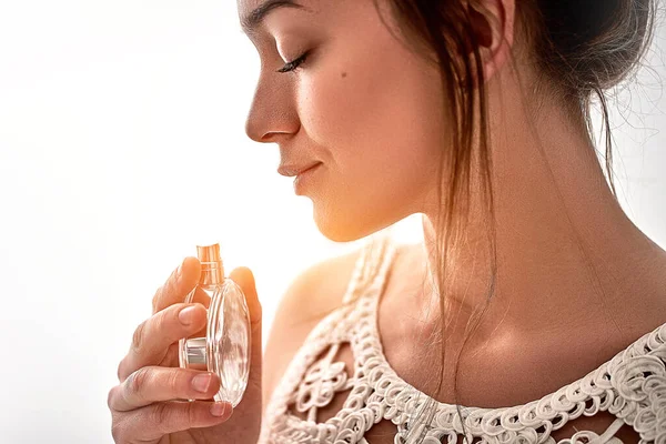 Elegante Mujer Morena Moda Con Los Ojos Cerrados Disfrutando Perfume — Foto de Stock