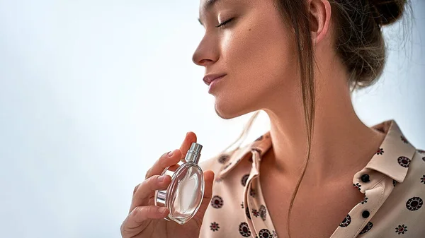 Sensual Elegante Morena Moda Femenina Con Los Ojos Cerrados Blusa — Foto de Stock