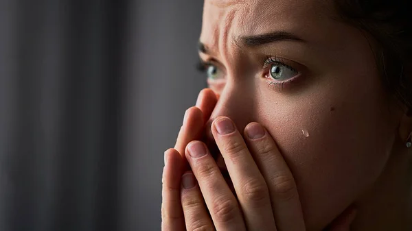 人生の困難 喪失感 感情的な問題の間に折り畳まれた手と涙の目を持つ悲しい絶望的な泣いている女性 — ストック写真
