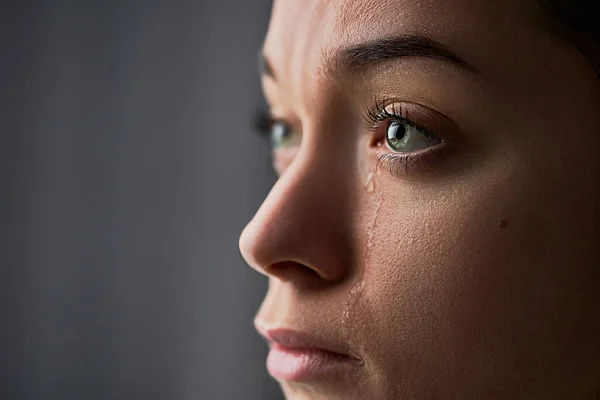 Droevige Wanhopige Huilende Vrouw Met Tranen Ogen Tijdens Problemen Levensproblemen — Stockfoto