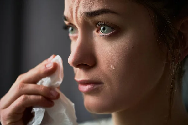 Triste Donna Lutto Piangendo Con Gli Occhi Lacrime Durante Problemi — Foto Stock
