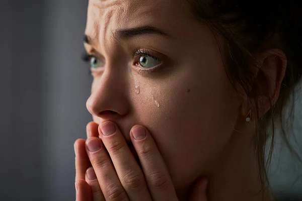 Droevige Wanhopige Huilende Vrouw Met Gevouwen Handen Tranen Ogen Tijdens — Stockfoto