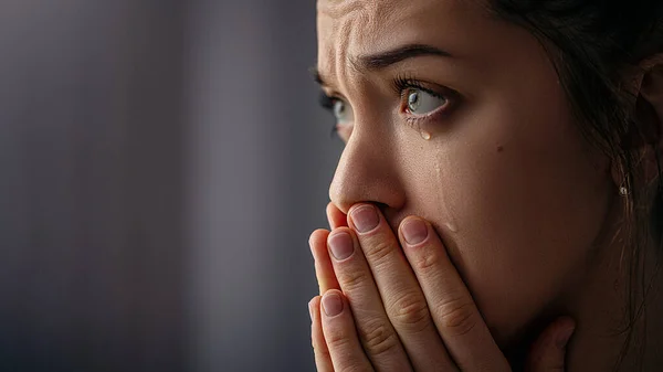 悲伤悲伤地哭泣着的女人泪眼紧闭 — 图库照片