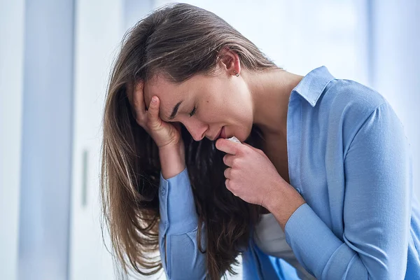 Smutná Osamělá Plačící Žena Životními Obtížemi Emocionálními Problémy Během Deprese — Stock fotografie