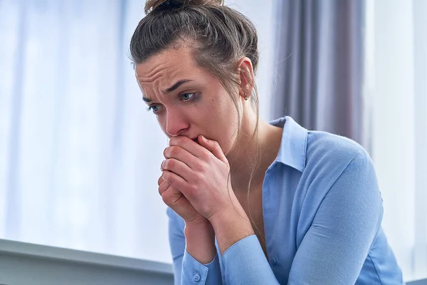 Przygnębiony Smutny Płacz Kobiety Trudnościami Życiowymi Psychicznych Problemów Emocjonalnych Podczas — Zdjęcie stockowe