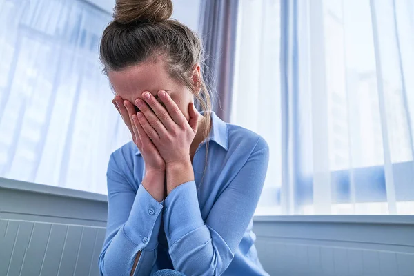 抑郁时哭哭啼啼的女性有生活困难和情绪问题 精神健康 — 图库照片