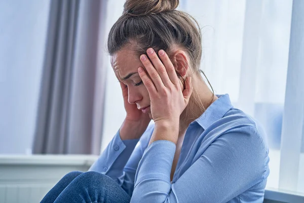 Triste Mujer Deprimida Solitaria Perdida Pensamientos Pensando Dificultades Vida Preocupada — Foto de Stock