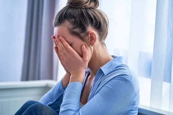 Donna Sconvolta Piangendo Con Difficoltà Vita Problemi Emotivi Durante Depressione — Foto Stock