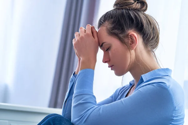 Triste Femme Désespérée Déprimée Solitaire Adolescente Avec Les Mains Croisées — Photo