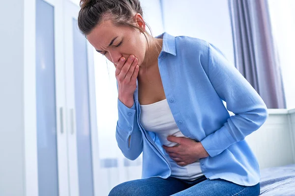 Jonge Vrouw Lijdt Aan Misselijkheid Braken Als Gevolg Van Spijsverterings — Stockfoto