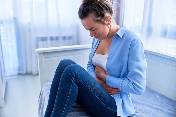 Femme Souffrant Fortes Douleurs Estomac Spasmes Pendant Ulcère Gastrique Une — Photo