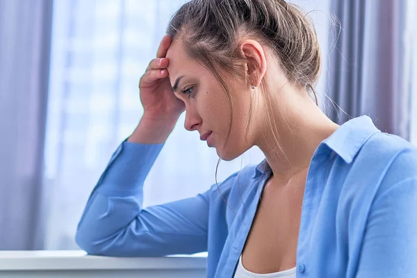 Üzgün, mutsuz, bunalımlı, depresyonda olan, hayat zorluklarını düşünen, depresyon ve duygusal kriz sırasındaki duygusal problemler için endişelenen bir kadın.