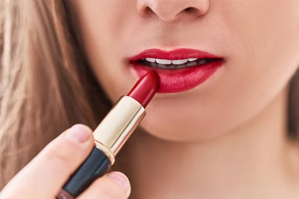 Mujer Aplicando Lápiz Labial Rojo Mate Brillante Sus Labios Cerca — Foto de Stock